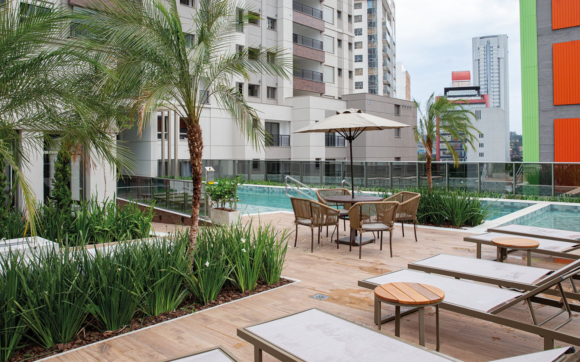 Piscina Descoberta com raias, piscina infantil e deck molhado