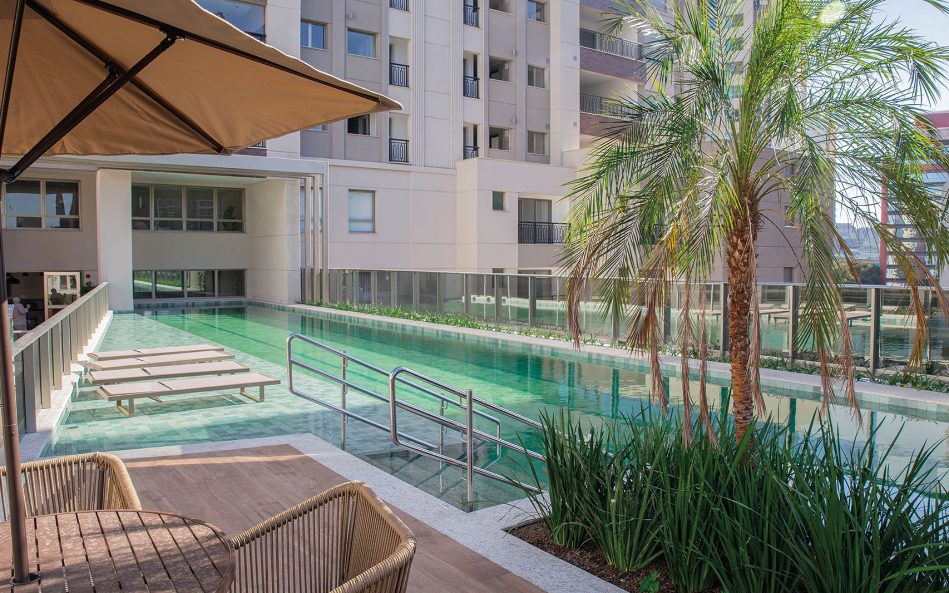 Piscina Descoberta com raias, piscina infantil e deck molhado